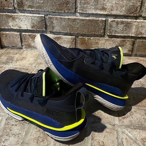 Basketball shoes.    Navy blue, lime green, white main image 5